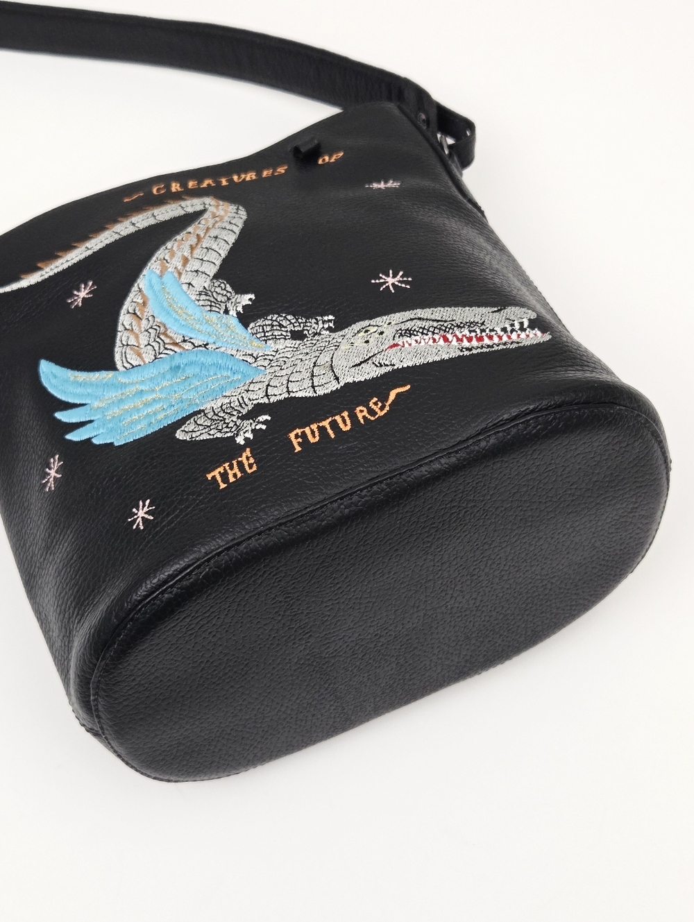 EXCELLENT MIN & MON CREATURES OF THE FUTURE EMBROIDERED ALLIGATOR BUCKET BAG - Picture 7 of 7